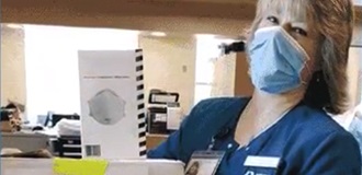 Doktorin mit einer OP-Maske